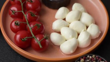 Mozzarella peynirli toplar, Akdeniz yemekleri için taze beyaz dilimler. Mozzarella peyniri
