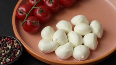 Mozzarella peynirli toplar, Akdeniz yemekleri için taze beyaz dilimler. Mozzarella peyniri