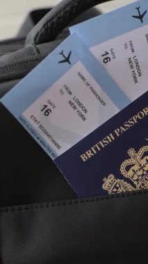 İngiltere pasaportu, seyahat vizesi, seyahat çantasında biletleri olan belgeler. Tasarımınız için İngiliz pasaportu