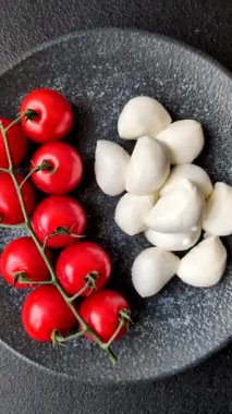 Mozzarella peynirli toplar, Akdeniz yemekleri için taze beyaz dilimler. Mozzarella peyniri