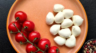 Mozzarella peynirli toplar, Akdeniz yemekleri için taze beyaz dilimler. Mozzarella peyniri