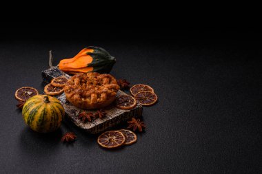 Elma ya da balkabağı turtası ya da turta Amerika 'nın sonbahar tatlısıdır. Tasarımınız için elmalı turta yemek arka planı olarak