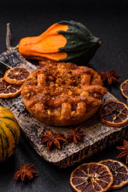 Elma ya da balkabağı turtası ya da turta Amerika 'nın sonbahar tatlısıdır. Tasarımınız için elmalı turta yemek arka planı olarak