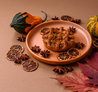 Elma ya da balkabağı turtası ya da turta Amerika 'nın sonbahar tatlısıdır. Tasarımınız için elmalı turta yemek arka planı olarak