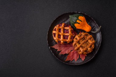 Kirazlı ya da çilekli tatlı Amerikan Noel turtası ya da turtası. Amerikan vişneli turtası, tasarımınız için bir yemek arkaplanı.