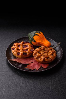 Kirazlı ya da çilekli tatlı Amerikan Noel turtası ya da turtası. Amerikan vişneli turtası, tasarımınız için bir yemek arkaplanı.