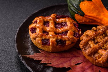 Kirazlı ya da çilekli tatlı Amerikan Noel turtası ya da turtası. Amerikan vişneli turtası, tasarımınız için bir yemek arkaplanı.