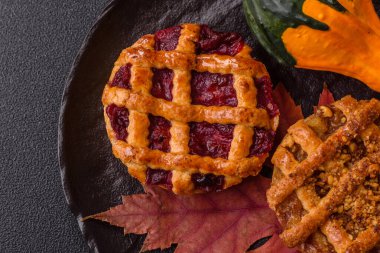 Kirazlı ya da çilekli tatlı Amerikan Noel turtası ya da turtası. Amerikan vişneli turtası, tasarımınız için bir yemek arkaplanı.