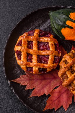 Kirazlı ya da çilekli tatlı Amerikan Noel turtası ya da turtası. Amerikan vişneli turtası, tasarımınız için bir yemek arkaplanı.