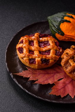 Kirazlı ya da çilekli tatlı Amerikan Noel turtası ya da turtası. Amerikan vişneli turtası, tasarımınız için bir yemek arkaplanı.