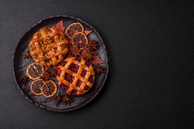 Kirazlı ya da çilekli tatlı Amerikan Noel turtası ya da turtası. Amerikan vişneli turtası, tasarımınız için bir yemek arkaplanı.