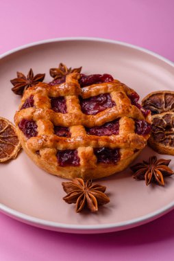 Kirazlı ya da çilekli tatlı Amerikan Noel turtası ya da turtası. Amerikan vişneli turtası, tasarımınız için bir yemek arkaplanı.