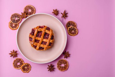 Kirazlı ya da çilekli tatlı Amerikan Noel turtası ya da turtası. Amerikan vişneli turtası, tasarımınız için bir yemek arkaplanı.