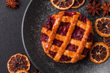 Kirazlı ya da çilekli tatlı Amerikan Noel turtası ya da turtası. Amerikan vişneli turtası, tasarımınız için bir yemek arkaplanı.