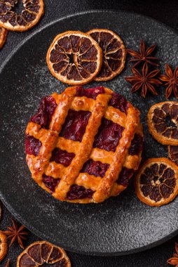 Kirazlı ya da çilekli tatlı Amerikan Noel turtası ya da turtası. Amerikan vişneli turtası, tasarımınız için bir yemek arkaplanı.