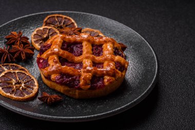 Kirazlı ya da çilekli tatlı Amerikan Noel turtası ya da turtası. Amerikan vişneli turtası, tasarımınız için bir yemek arkaplanı.