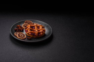 Kirazlı ya da çilekli tatlı Amerikan Noel turtası ya da turtası. Amerikan vişneli turtası, tasarımınız için bir yemek arkaplanı.