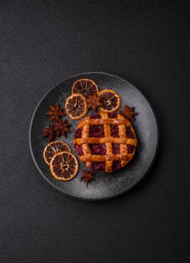 Kirazlı ya da çilekli tatlı Amerikan Noel turtası ya da turtası. Amerikan vişneli turtası, tasarımınız için bir yemek arkaplanı.