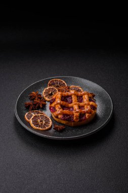 Kirazlı ya da çilekli tatlı Amerikan Noel turtası ya da turtası. Amerikan vişneli turtası, tasarımınız için bir yemek arkaplanı.