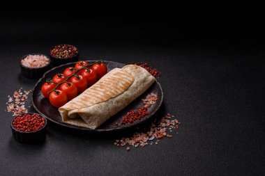 Tavuk, sığır eti, tortilla rulosu ve sebzeli Shawarma. Et ve sebzeli Shawarma tasarımın için bir gıda arka planı..