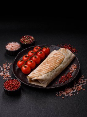 Tavuk, sığır eti, tortilla rulosu ve sebzeli Shawarma. Et ve sebzeli Shawarma tasarımın için bir gıda arka planı..