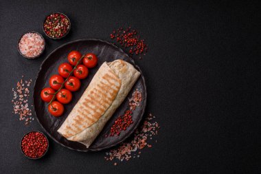 Tavuk, sığır eti, tortilla rulosu ve sebzeli Shawarma. Et ve sebzeli Shawarma tasarımın için bir gıda arka planı..