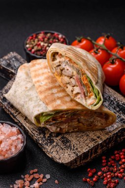 Tavuk, sığır eti, tortilla rulosu ve sebzeli Shawarma. Et ve sebzeli Shawarma tasarımın için bir gıda arka planı..