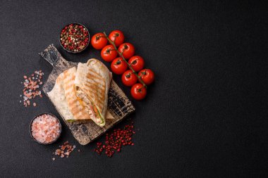 Tavuk, sığır eti, tortilla rulosu ve sebzeli Shawarma. Et ve sebzeli Shawarma tasarımın için bir gıda arka planı..