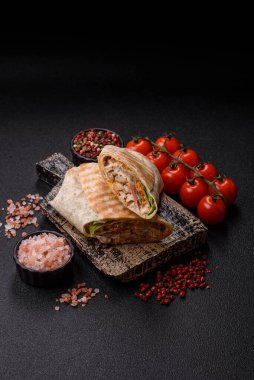 Tavuk, sığır eti, tortilla rulosu ve sebzeli Shawarma. Et ve sebzeli Shawarma tasarımın için bir gıda arka planı..