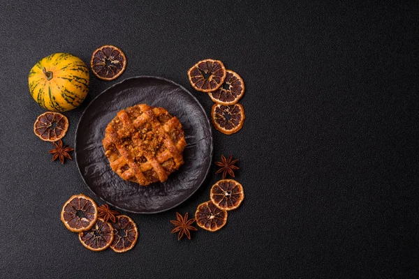 Elma ya da balkabağı turtası ya da turta Amerika 'nın sonbahar tatlısıdır. Tasarımınız için elmalı turta yemek arka planı olarak