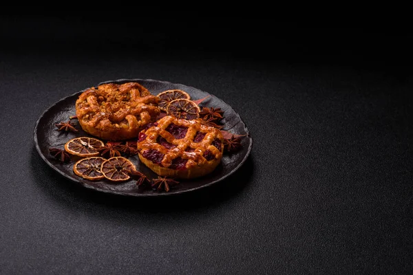 Kirazlı ya da çilekli tatlı Amerikan Noel turtası ya da turtası. Amerikan vişneli turtası, tasarımınız için bir yemek arkaplanı.