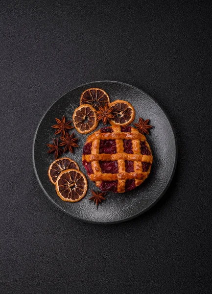 Kirazlı ya da çilekli tatlı Amerikan Noel turtası ya da turtası. Amerikan vişneli turtası, tasarımınız için bir yemek arkaplanı.