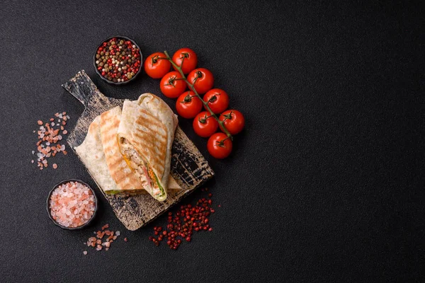 Tavuk, sığır eti, tortilla rulosu ve sebzeli Shawarma. Et ve sebzeli Shawarma tasarımın için bir gıda arka planı..