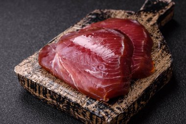 Sashimi ya da suşi için ton balığı bifteği, füme balık. Tasarımınız için arka plan olarak ton balığı bifteği.