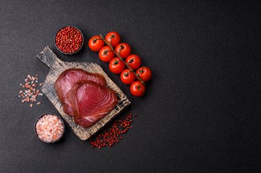 Sashimi ya da suşi için ton balığı bifteği, füme balık. Tasarımınız için arka plan olarak ton balığı bifteği.