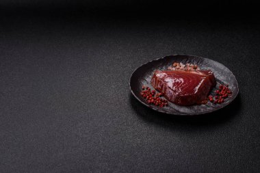 Sashimi ya da suşi için ton balığı bifteği, füme balık. Tasarımınız için arka plan olarak ton balığı bifteği.