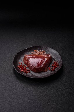 Sashimi ya da suşi için ton balığı bifteği, füme balık. Tasarımınız için arka plan olarak ton balığı bifteği.