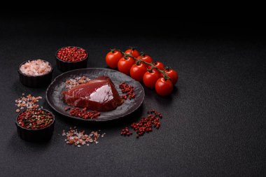 Sashimi ya da suşi için ton balığı bifteği, füme balık. Tasarımınız için arka plan olarak ton balığı bifteği.