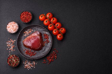 Sashimi ya da suşi için ton balığı bifteği, füme balık. Tasarımınız için arka plan olarak ton balığı bifteği.