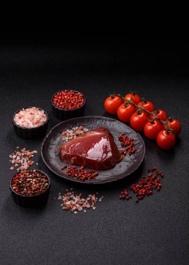 Sashimi ya da suşi için ton balığı bifteği, füme balık. Tasarımınız için arka plan olarak ton balığı bifteği.