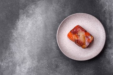 Ton balığı ve somon rulosu, füme balık. Tasarımınız için yiyecek olarak ton balığı ve somon rulosu.