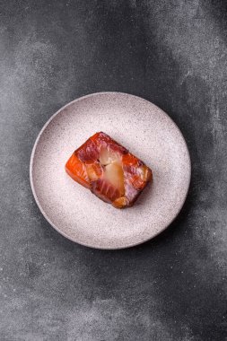 Ton balığı ve somon rulosu, füme balık. Tasarımınız için yiyecek olarak ton balığı ve somon rulosu.