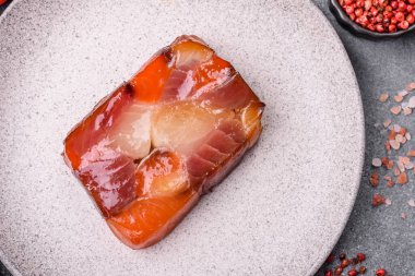 Ton balığı ve somon rulosu, füme balık. Tasarımınız için yiyecek olarak ton balığı ve somon rulosu.