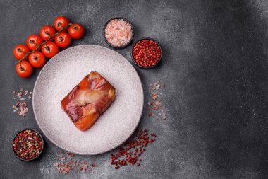 Ton balığı ve somon rulosu, füme balık. Tasarımınız için yiyecek olarak ton balığı ve somon rulosu.