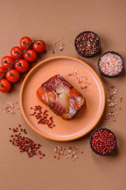 Ton balığı ve somon rulosu, füme balık. Tasarımınız için yiyecek olarak ton balığı ve somon rulosu.