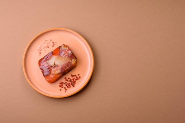 Ton balığı ve somon rulosu, füme balık. Tasarımınız için yiyecek olarak ton balığı ve somon rulosu.