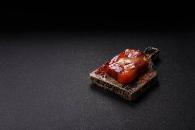 Ton balığı ve somon rulosu, füme balık. Tasarımınız için yiyecek olarak ton balığı ve somon rulosu.