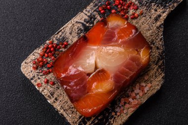 Ton balığı ve somon rulosu, füme balık. Tasarımınız için yiyecek olarak ton balığı ve somon rulosu.