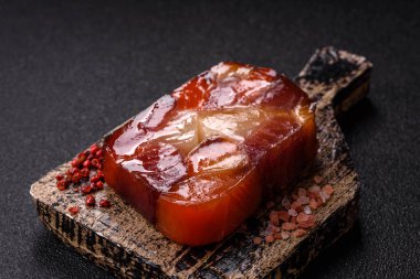 Ton balığı ve somon rulosu, füme balık. Tasarımınız için yiyecek olarak ton balığı ve somon rulosu.