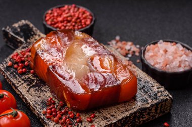 Ton balığı ve somon rulosu, füme balık. Tasarımınız için yiyecek olarak ton balığı ve somon rulosu.